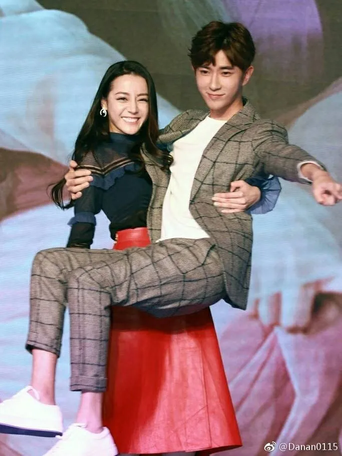 Nếu những màn bế công chúa ở trên chưa khiến bạn tin vào sức khỏe thượng thừa của Địch Lệ Nhiệt Ba bởi các bạn diễn đều là phụ nữ thì hãy xem ngay hình ảnh này. Nhiệt Ba khoe sức khi bế Vu Mông Lung trên sân khấu. Dù Vu Mông Lung người khá mỏng nhưng với chiều cao 1,83m và khung xương nam giới thì cân nặng của anh ấy không phải dạng vừa. Nhiệt Ba thừa nhận anh là người nặng nhất cô từng bế. Cảnh tượng này khiến CDM không thể phủ nhận sức khỏe của mỹ nhân Tân Cương.