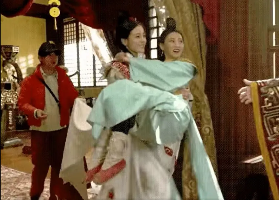 Trong hậu trường Lệ Cơ Truyện, Địch Lệ Nhiệt Ba cũng bế công chúa bạn diễn một cách ngon ơ. Lần này thử thách đã khó hơn một chút khi cả 2 đều mặc đồ cổ trang vừa dày, vừa lòa xòa. Nhưng bạn có thể thấy mỹ nhân Tân Cương nhấc bổng con người ta nhẹ tựa lông hồng.