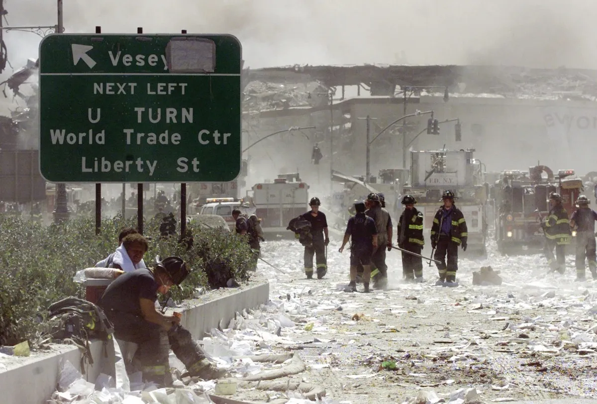 Một nhóm lính cứu hỏa bên phần còn lại của Trung tâm Thương mại Thế giới sau khi nó bị phá hủy trong ngày 11/9/2001. Ảnh: Reuters