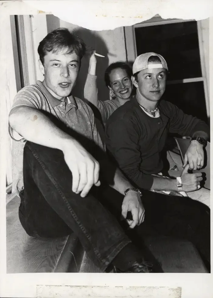 Musk học vật lý và kinh tế tại ĐH Pennsylvania trước khi chuyển sang khóa học tiến sĩ về khoa học vật liệu tại Đại học Stanford.