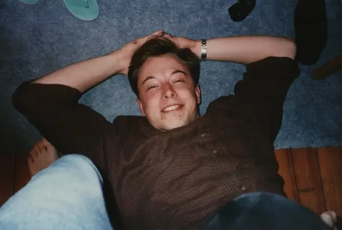Elon Musk ngổ ngáo nằm trên sàn, phía trên là bạn gái Jennifer Gwynne khi ấy.