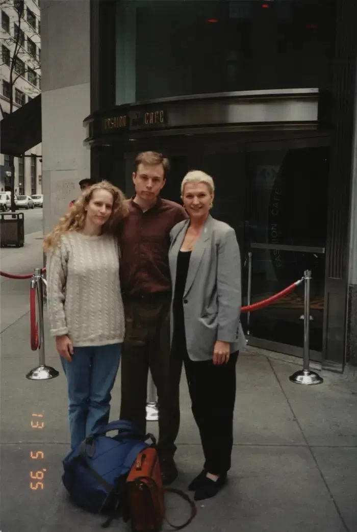 Musk với Gwynne và mẹ ở Toronto trong kỳ nghỉ Giáng sinh năm 1994.