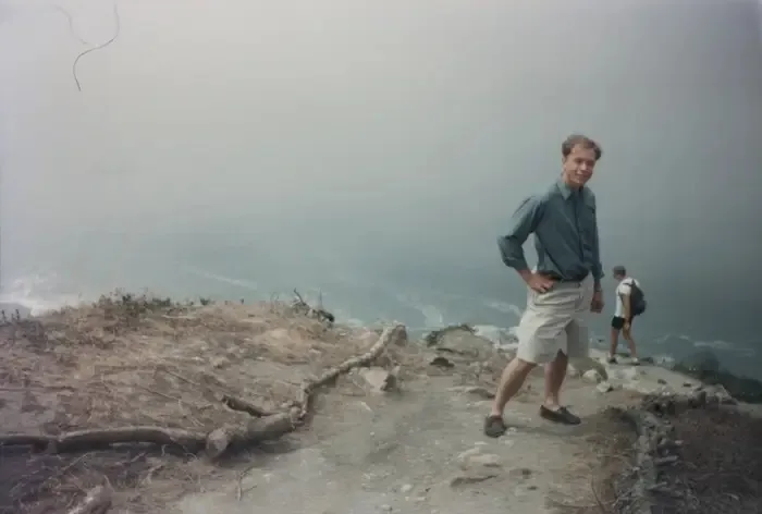 Musk trên một con đường mòn đi bộ đường dài ở San Francisco.