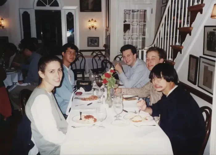 Musk và 4 sinh viên khác dùng bữa tại một nhà hàng.