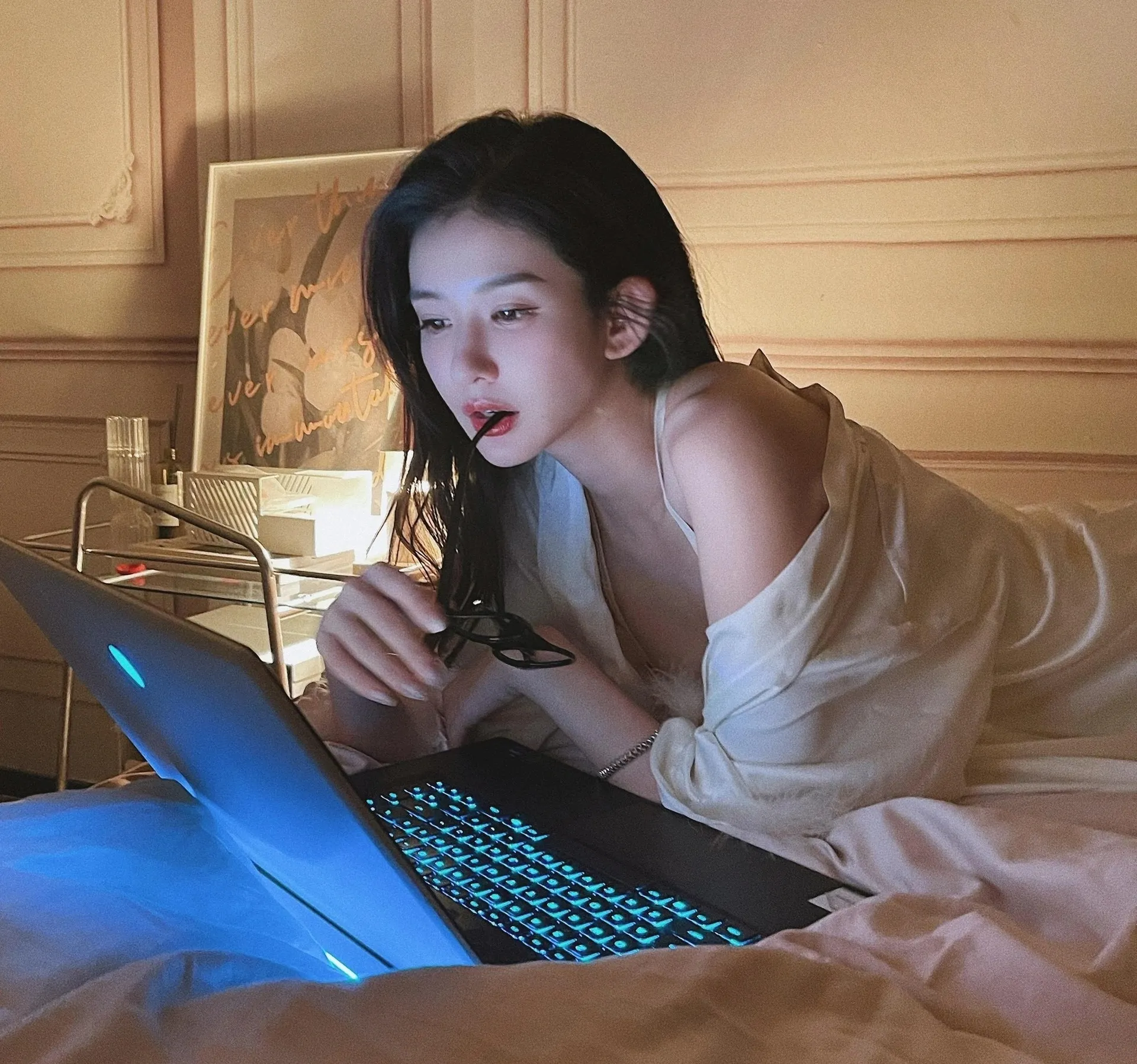 'Phục vụ' Lý Dịch Phong và loạt tài tử đình đám Cbiz, tại sao hot girl Blase Loan Loan không bị bắt giam?