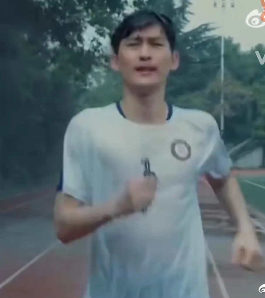 Trương Hàn vác 'bé mỡ' đi chạy bộ, Cnet mỉa mai 'ai cứu đôi mắt tôi với!'