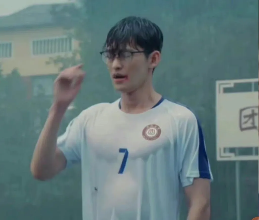 Trương Hàn vác 'bé mỡ' đi chạy bộ, Cnet mỉa mai 'ai cứu đôi mắt tôi với!'