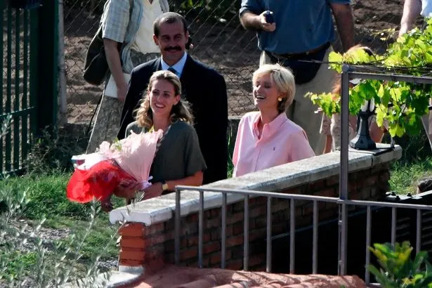 The Crown - phim về bê bối Hoàng gia Anh tiếp tục ghi hình sau khi 'để tang' Nữ hoàng