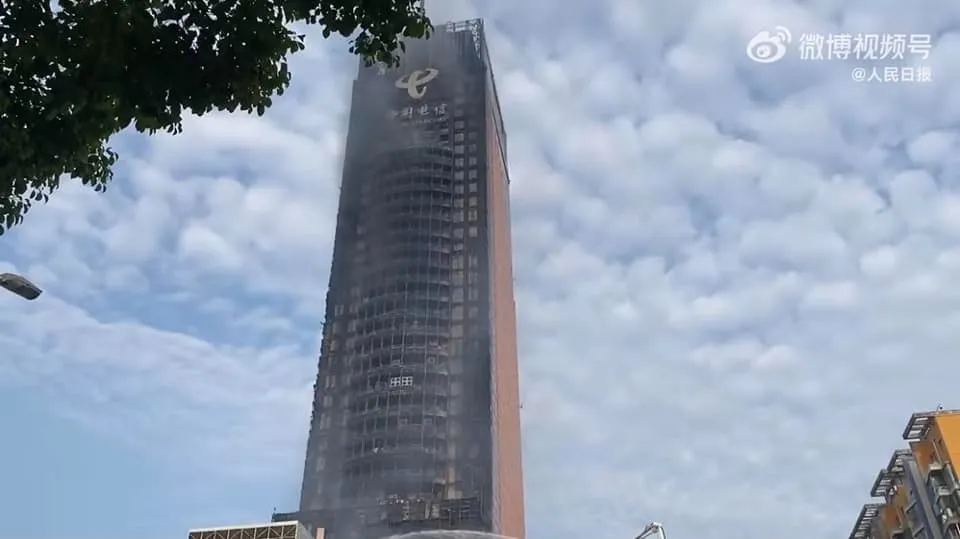 Cháy lớn tại tòa nhà viễn thông Trung Quốc, hàng chục tầng lầu hóa ngọn đuốc khổng lồ