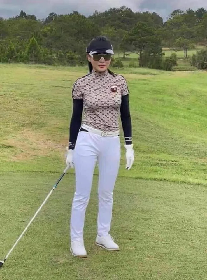 Còn đây là ảnh trong clip. Khi không chỉnh sửa, nữ diễn viên lộ bụng mỡ, ngực xệ.