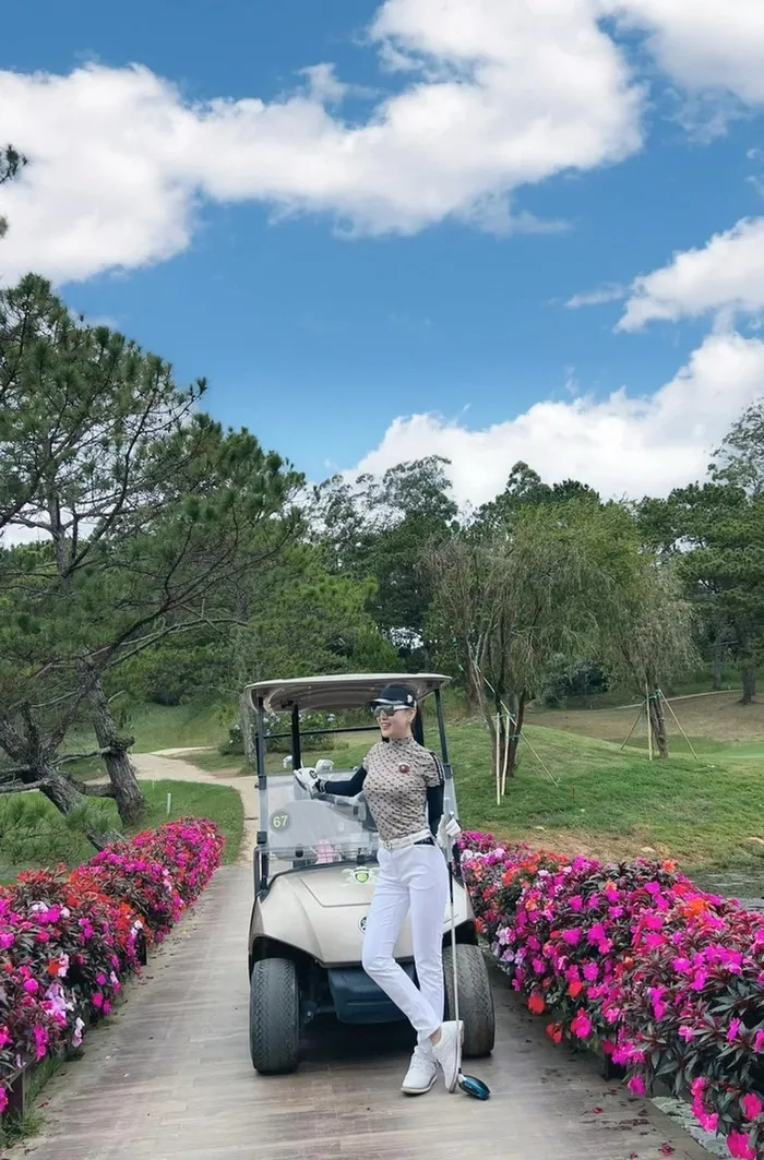 Ảnh tự đăng của Phương Oanh khi ra sân golf