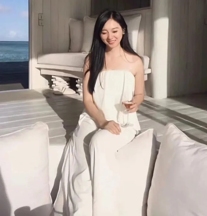 52 tuổi, Châu Kiệt bị một cô gái 'nắm thóp' hẹn hò