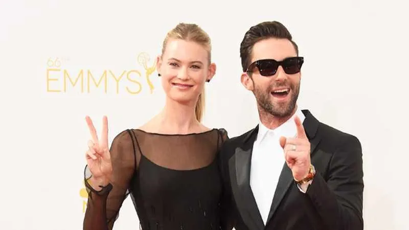 Vợ chồng nam ca sĩ Adam Levine - Behati Prinsloo.