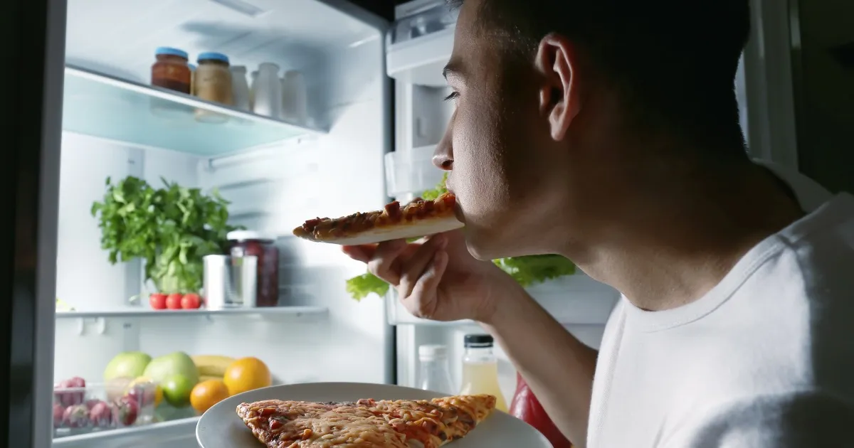 Bỏ ngay thói quen ăn đêm nếu bạn không muốn phải điều trị tâm thần