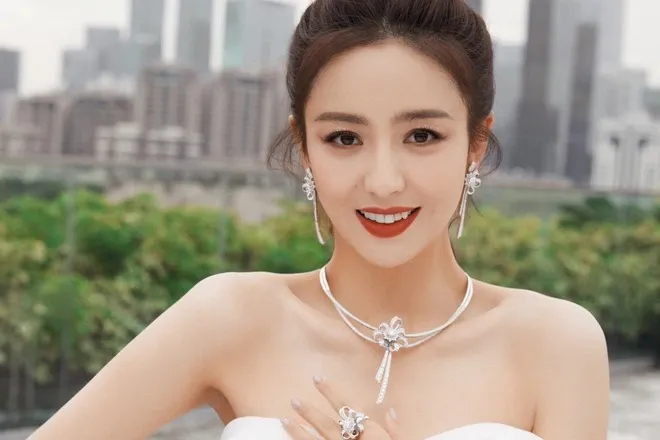 Sau nhiều năm chịu đựng, Đồng Lệ Á đã chọn ly hôn chồng.