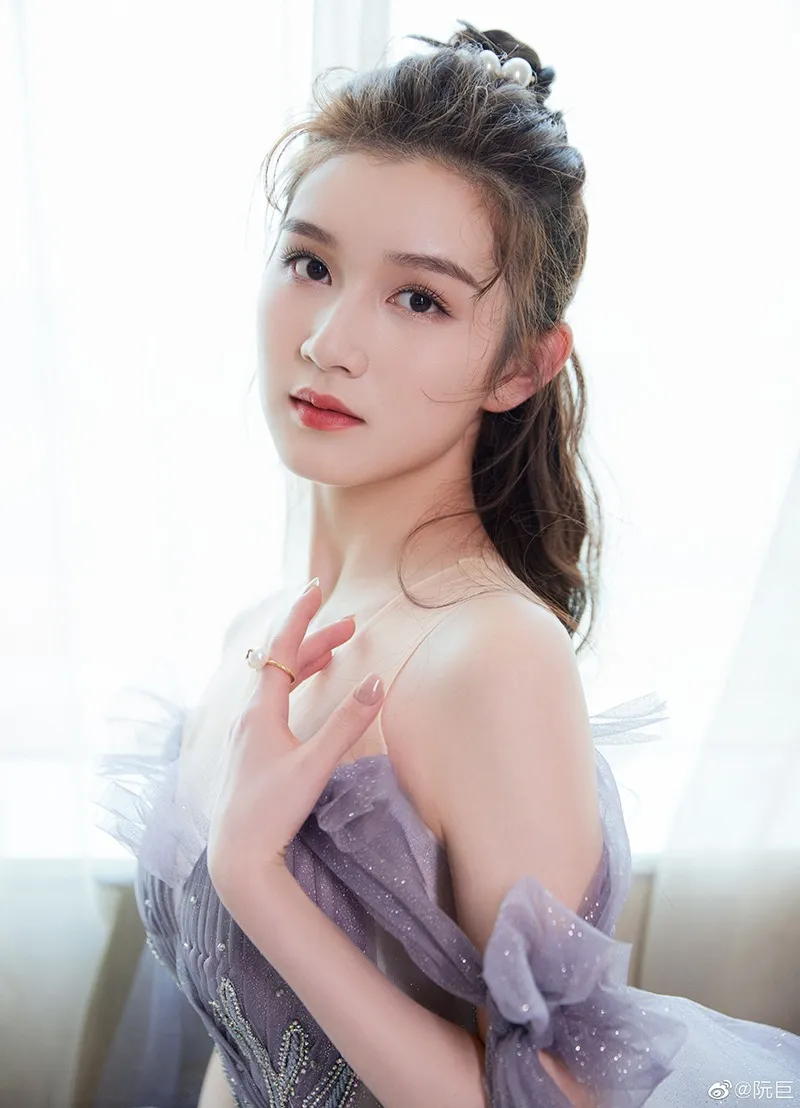 Cô kém Trần Tư Thành 21 tuổi.