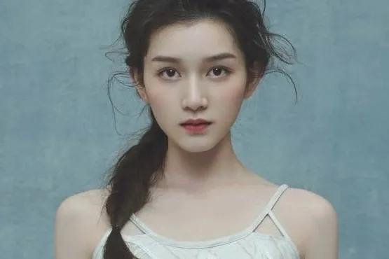 Nguyễn Cự là sao nữ cho có tiếng tăm.