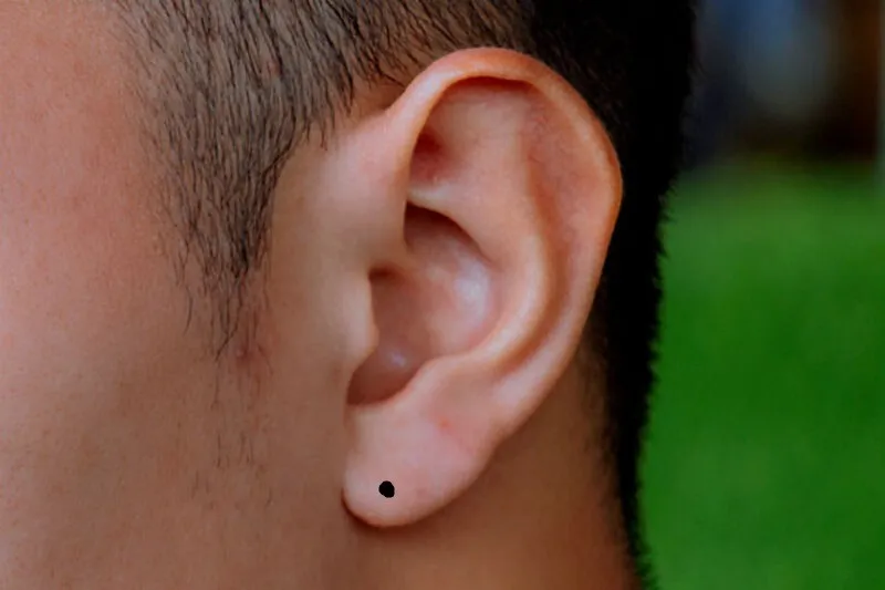 Đàn ông sở hữu 2 nốt ruồi này thì kinh doanh hưng vượng, được lộc đất đai