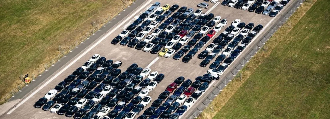 Hàng nghìn xe Mercedes mới tinh 'đắp chiếu' ở sân bay vì thiếu thứ linh kiện bé nhỏ