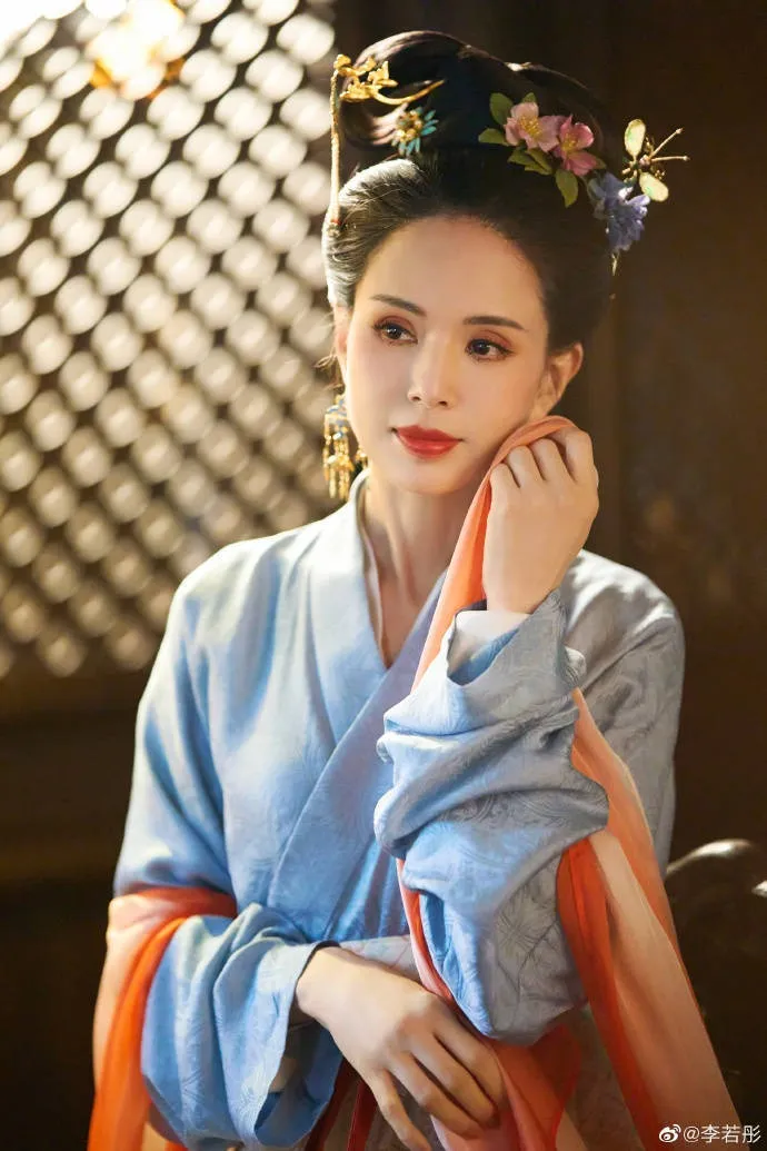 Gương mặt và thần thái xuất sắc của Lý Nhược Đồng trong trang phục thời Tống.