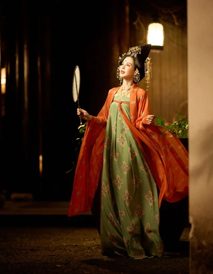 Còn đây là tạo hình của Lý Nhược Đồng trong trang phục phụ nữ thời Đường.