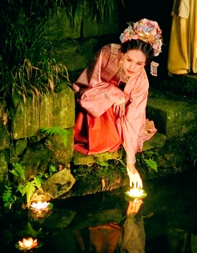 Lý Nhược Đồng thả hoa đăng trong dịp trung thu vừa qua.