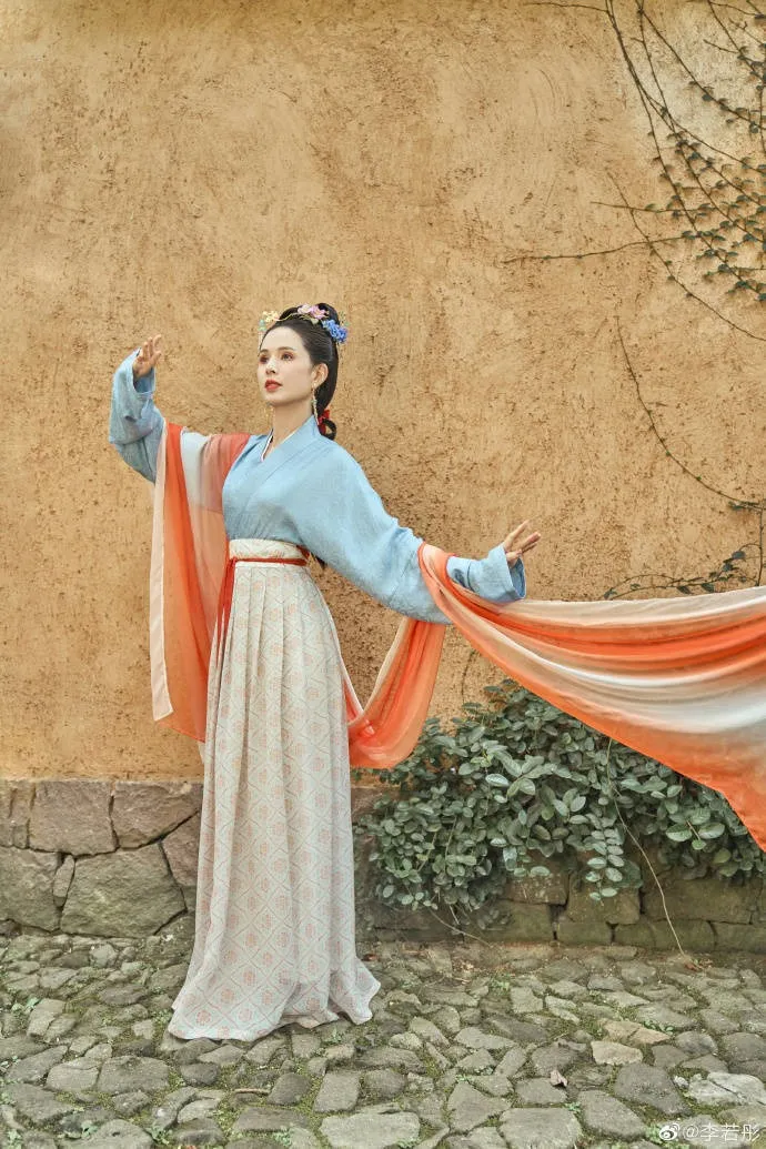 Vẻ đẹp như từ trong tranh bước ra của Lý Nhược Đồng.