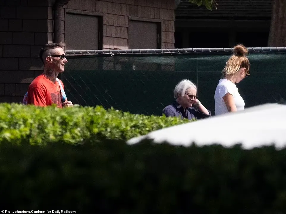 Tuy nhiên, một số nguồn tin cho biết Behati đang rất suy sụp sau vì bê bối của chồng.