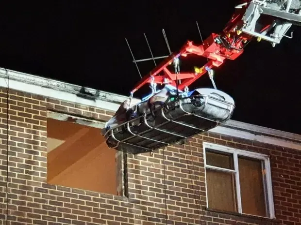 Sau 6 năm mắc kẹt trong nhà, người ta phải dùng cần cẩu mới đưa được Jason ra ngoài.