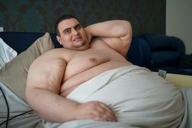 Cuộc sống địa ngục của chàng trai béo nhất nước Anh: Cả ngày đi được 25 bước, giảm cân giống như bị tra tấn