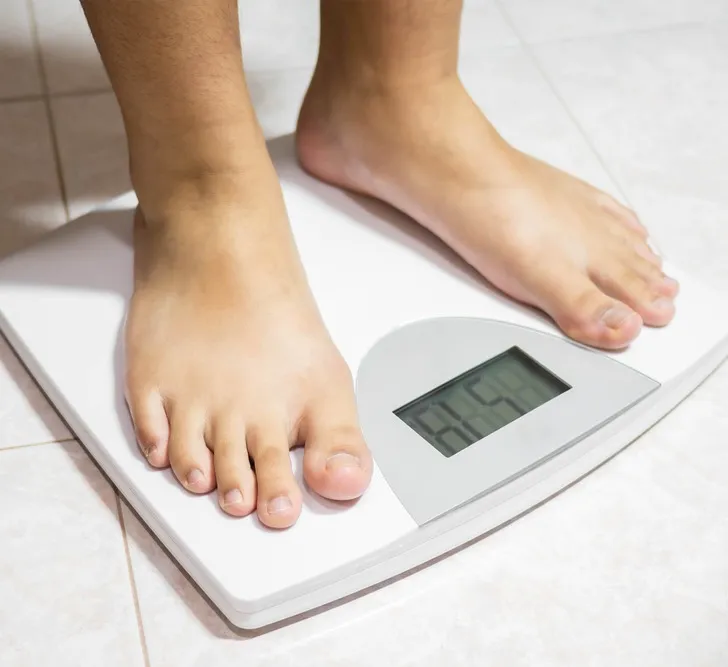 Cơ thể 'khóc thét' nếu bạn dành nhiều thời gian 'dán mắt' vào màn hình điện thoại