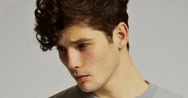 Tóc xoăn là một trong những nét tướng của đàn ông đào hoa.