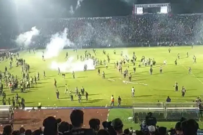 CĐV Indonesia gây bạo loạn, hơn 120 người thiệt mạng sau trận bóng