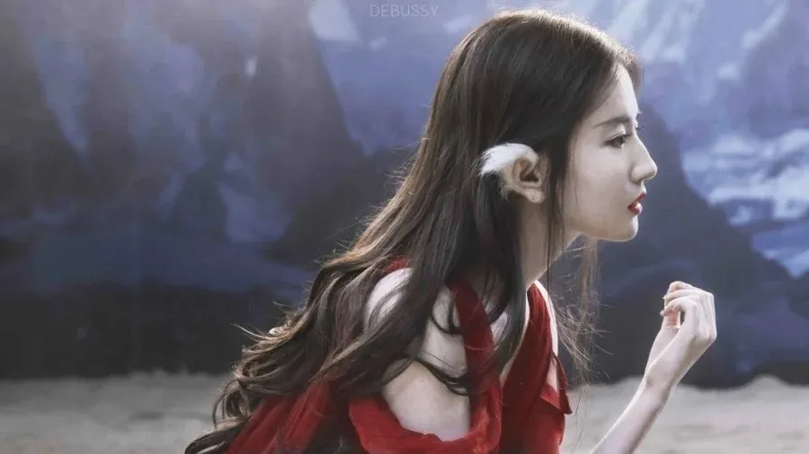 Lưu Diệc Phi đã từng nhiều lần hóa thân làm hồ ly, đó là trong Thiện Nữ U Hồn (2011), Tam Sinh Tam Thế Thập Lý Đào Hoa (2018) và Hai Kiếp Yêu Tinh (2019). Có một khán giả nhận xét về các vai diễn hồ ly của Lưu Diệc Phi như sau: 