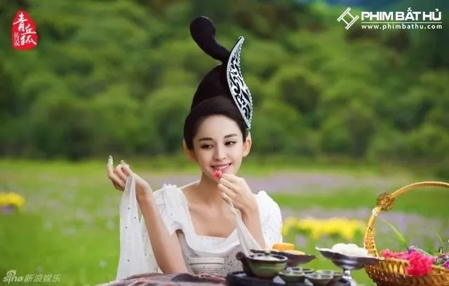 Truyền Thuyết Thanh Khâu Hồ được đánh giá là bộ phim ổn nhất của Cổ Lực Na Trát. Trong phim, mỹ nhân Tân Cương thể hiện nhân vật hồ ly Đào Hằng hoạt bát, đáng yêu, mạnh mẽ, độc lập. Tuy nhiên, ở những phân đoạn nội tâm, cô vẫn khiến khán giả thất vọng vì diễn chưa tới.