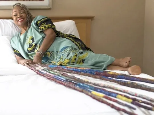 Người mẹ 25 năm không cắt móng tay tưởng nhớ con gái, chấp nhận thành dị nhân trong mắt người ngoài