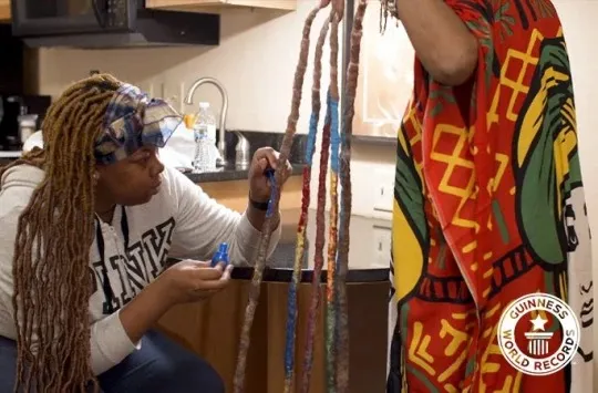 Người mẹ 25 năm không cắt móng tay tưởng nhớ con gái, chấp nhận thành dị nhân trong mắt người ngoài