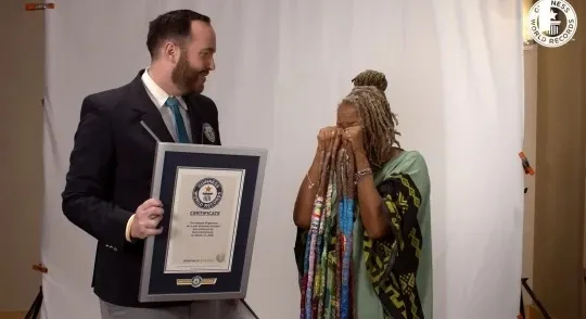 Người mẹ 25 năm không cắt móng tay tưởng nhớ con gái, chấp nhận thành dị nhân trong mắt người ngoài