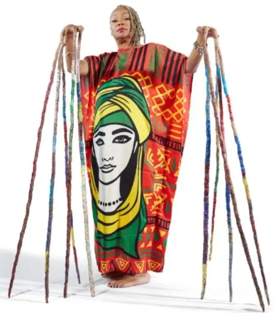 Người mẹ 25 năm không cắt móng tay tưởng nhớ con gái, chấp nhận thành dị nhân trong mắt người ngoài