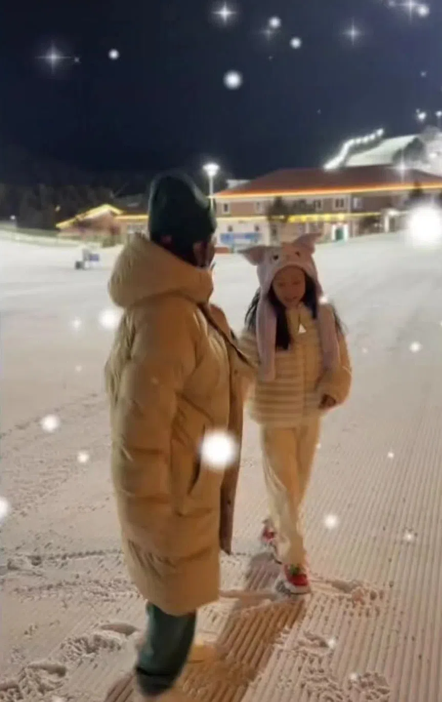 Hai mẹ con Lý Tiểu Lộ đi trượt tuyết.