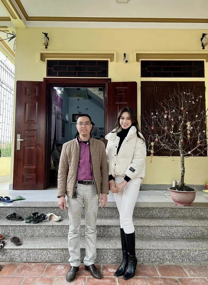 Đỗ Thị Hà về thăm thầy giáo cũ nhân dịp Tết Nguyên đán.