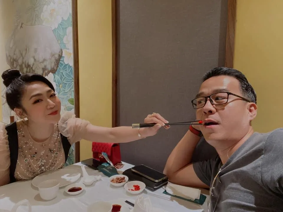 Cuộc sống hôn nhân của 'Vua cá Koi' và Hà Thanh Xuân hiện ra sao?