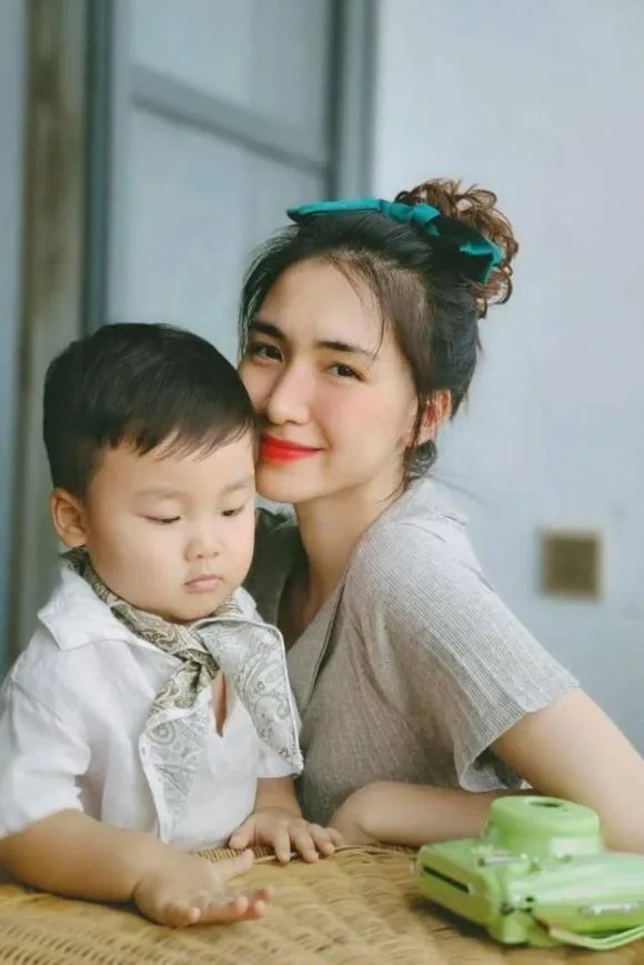 Hòa Minzy khiến dân tình 'gục ngã' trước biểu cảm cực đáng yêu của quý tử 
