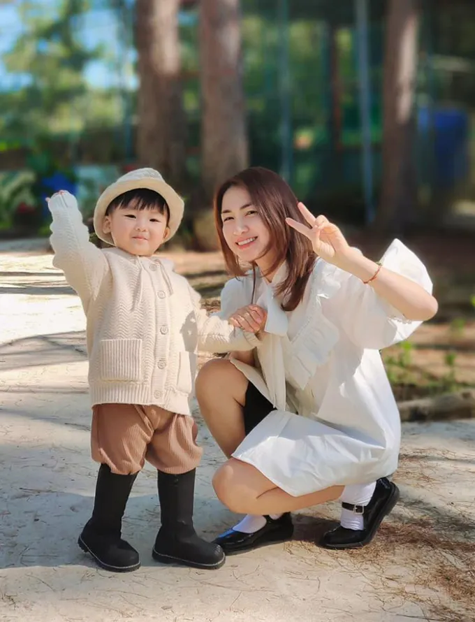 Hòa Minzy khiến dân tình 'gục ngã' trước biểu cảm cực đáng yêu của quý tử 
