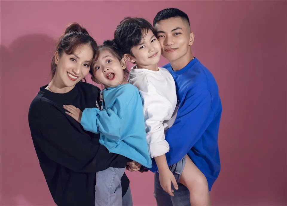 Khoe ảnh cực tình bên Phan Hiển, Khánh Thi tiết lộ góc khuất hôn nhân hạnh phúc