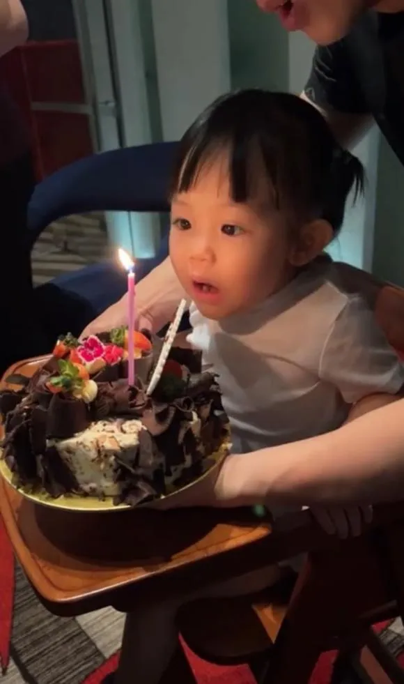Khoe loạt ảnh gia đình hạnh phúc, Cường Đôla thẳng tay 'bóc mẽ' ái nữ đầu lòng 
