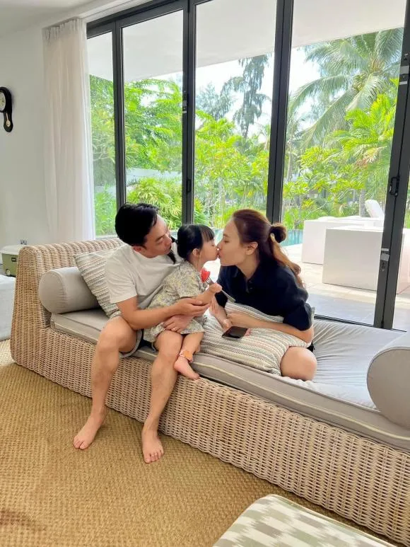 Khoe loạt ảnh gia đình hạnh phúc, Cường Đôla thẳng tay 'bóc mẽ' ái nữ đầu lòng 