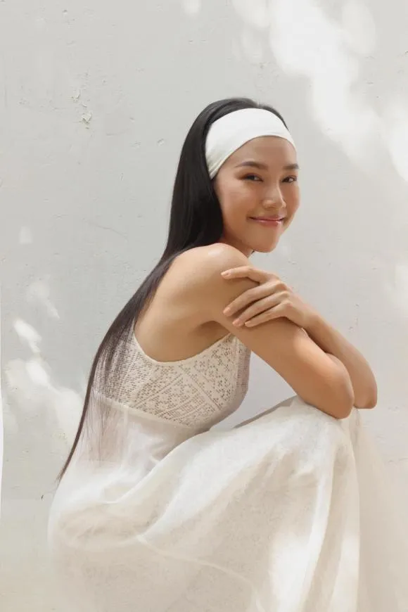 Hoàng Oanh 'chơi lớn' khi xuống tóc tặng bệnh nhân ung thư, visual gây chú ý