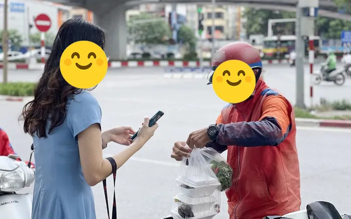 Tặng đồ cho nam shipper trẻ tuổi, cô gái bị 'dằn mặt' vì bị cho là 'tiểu tam'