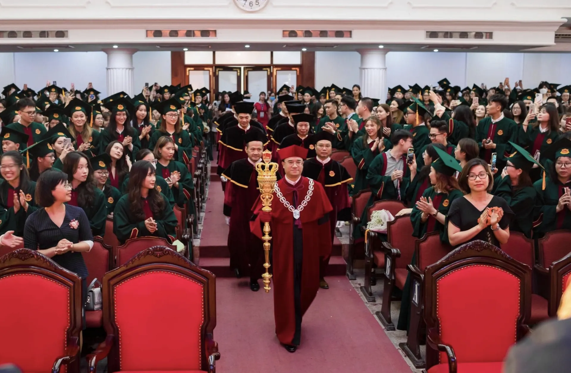 Vụ hiệu trưởng cầm quyền trượng trong lễ trao bằng tốt nghiệp dưới góc nhìn luật sư
